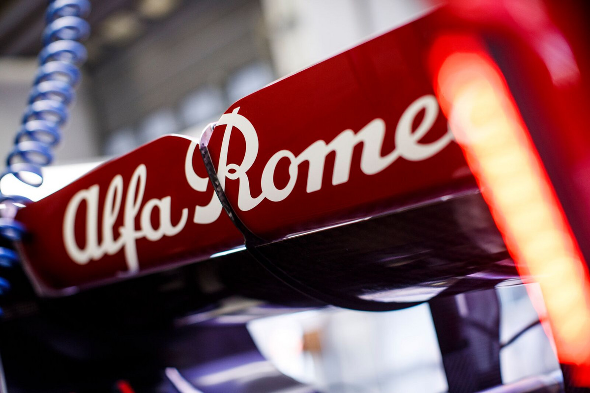 Oficialu: K. Raikkonenas ir A. Giovinazzi lieka „Alfa Romeo“